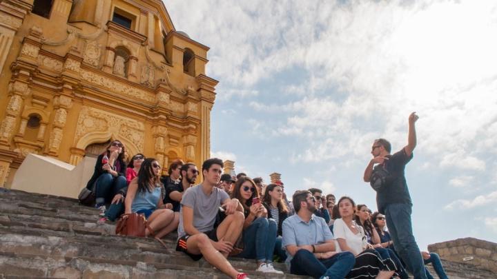 教授 speaks to a group of 澳门金沙线上赌博官网 students gathered on the steps of the Cerro del Obispado, a famous landmark in Monterrey, 墨西哥