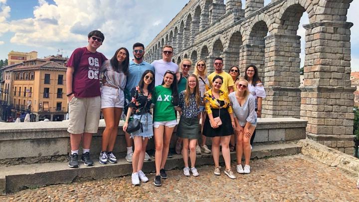 Students by Madrid aqueduct