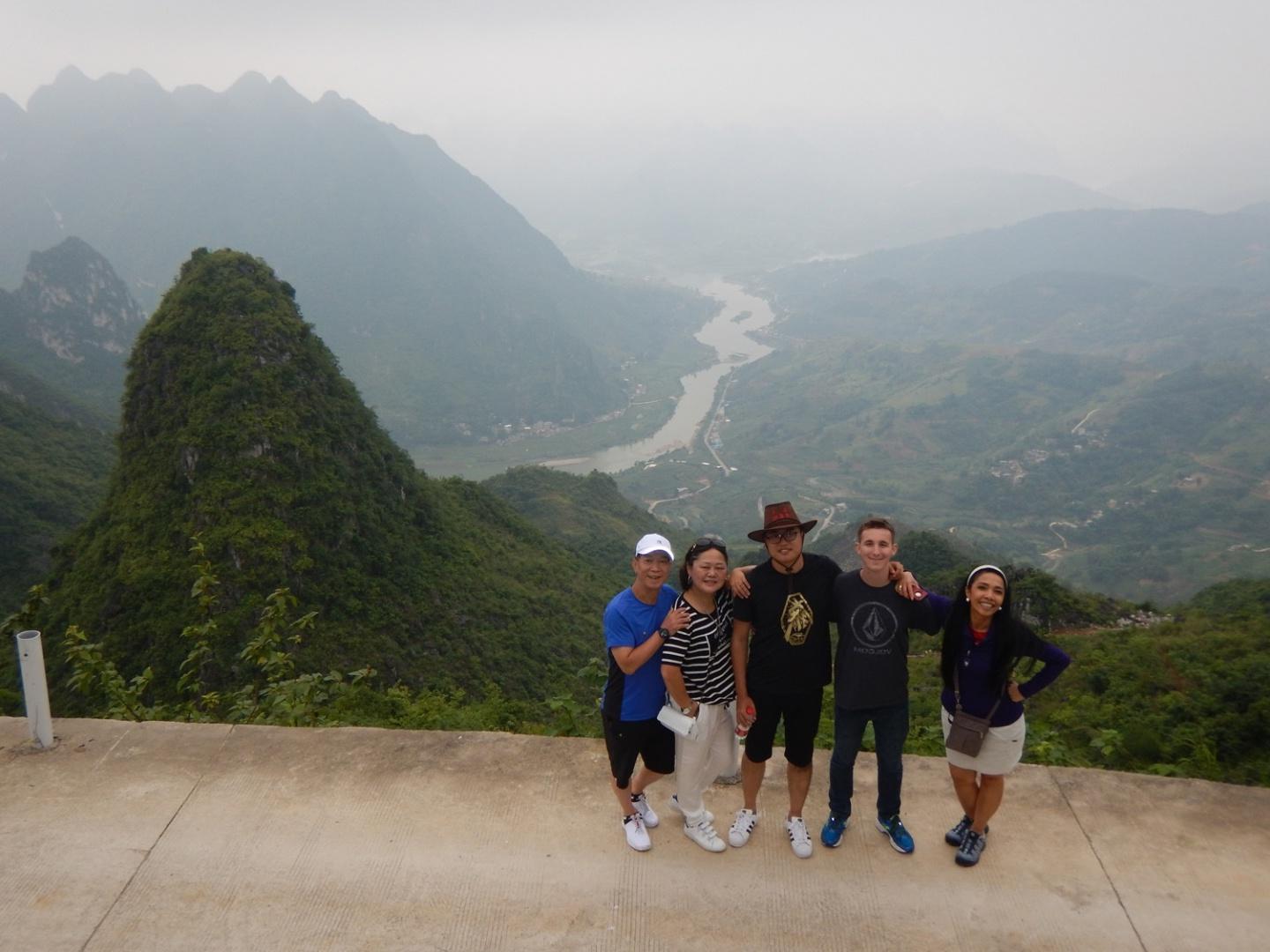 Group of 澳门金沙线上赌博官网 Students at Great Wall