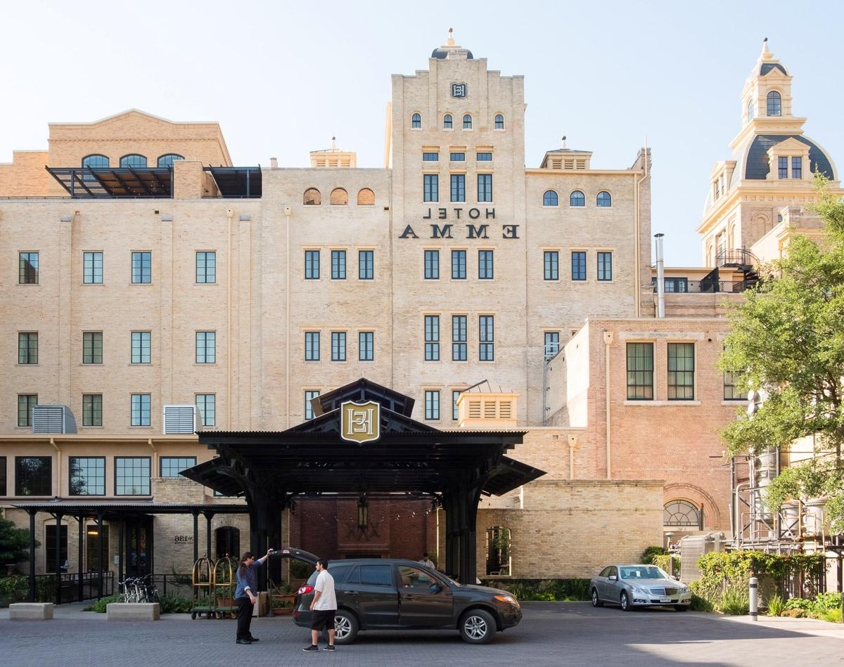 the 酒店艾玛 from the riverwalk; a man is unloading his car