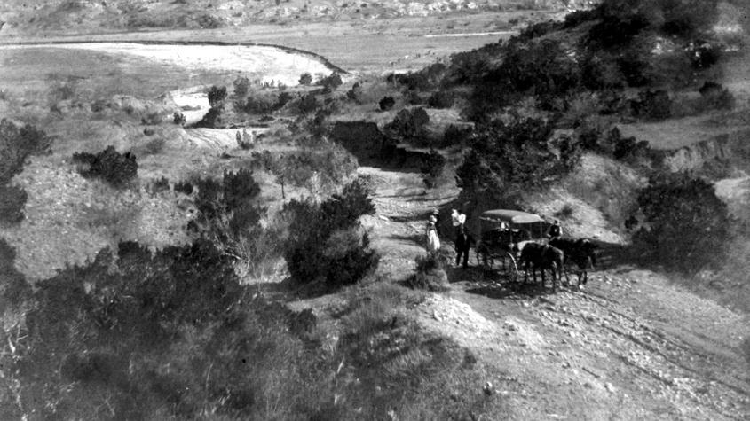 Covered wagon crosses Texas