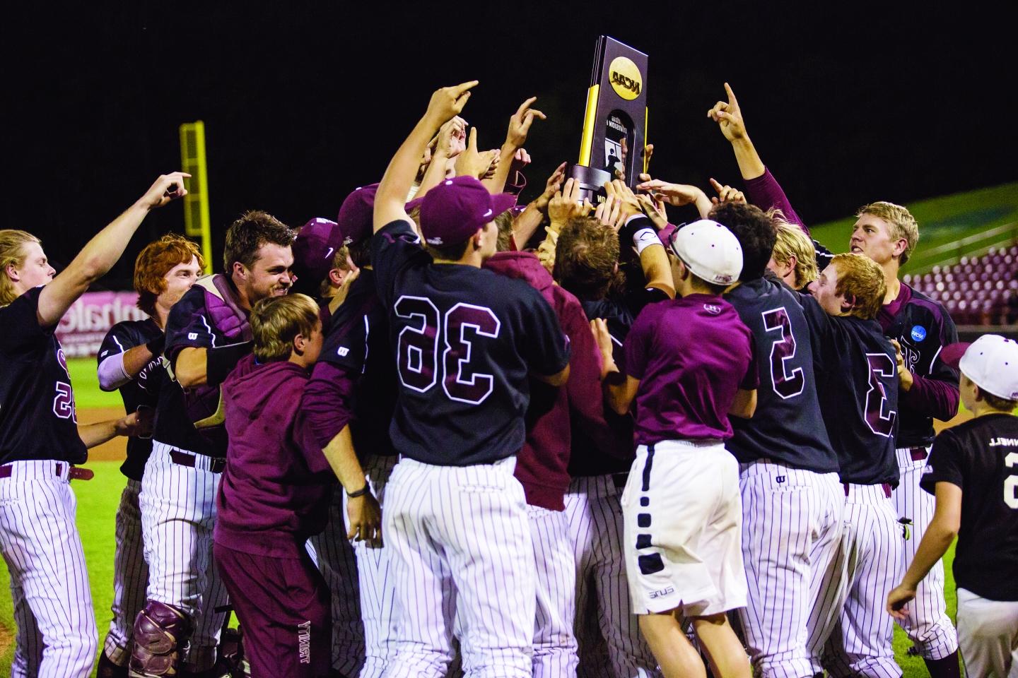 澳门金沙线上赌博官网 Baseball celebrates with the DIII National Championship trophy.