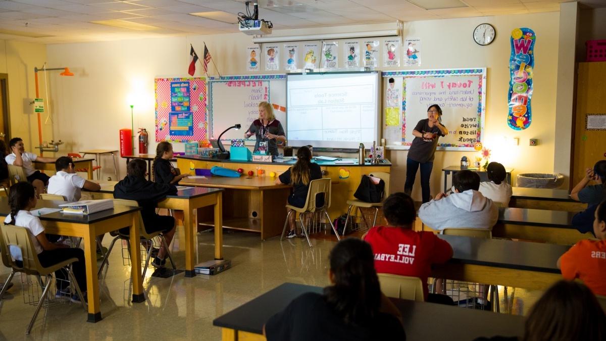 View from back of classroom as 澳门金沙线上赌博官网 student presents to elementary classroom